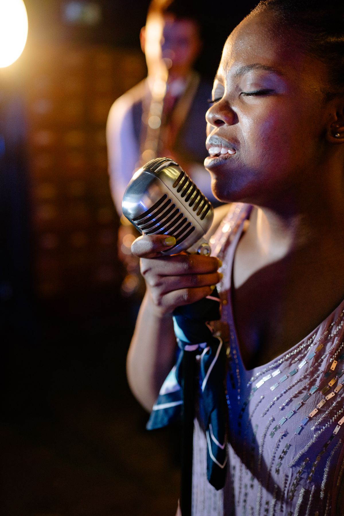Chanteuse interprétant une chanson devant un microphone
